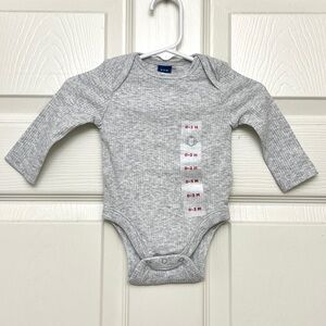 NWT Old Navy Light Gray Ribbed Bodysuit Size 0-3 Months